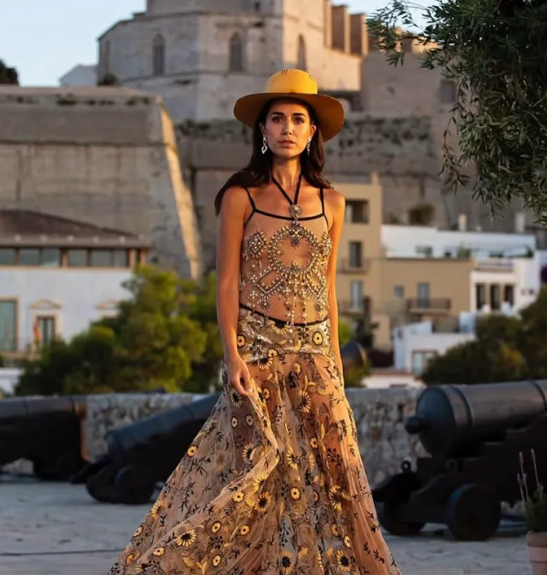 Editorial de moda frente a Dalt Vila