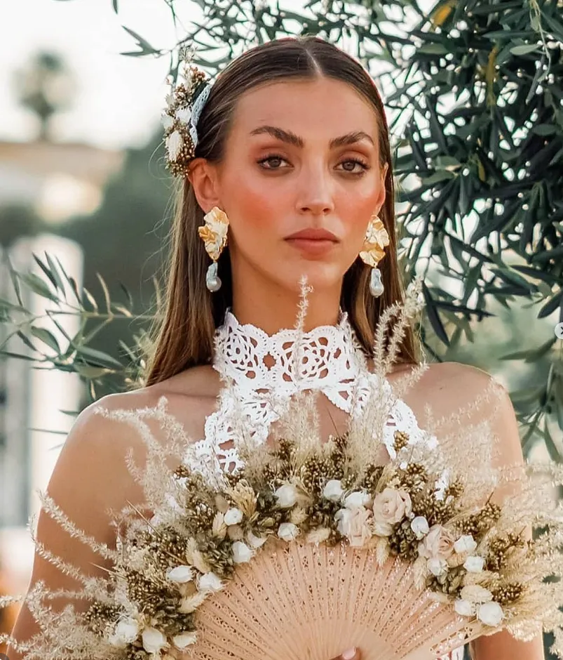 Novia con abanico de flores secas