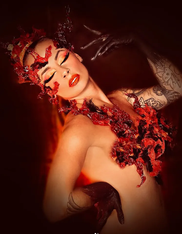 Maquillaje escultórico de coral rojo