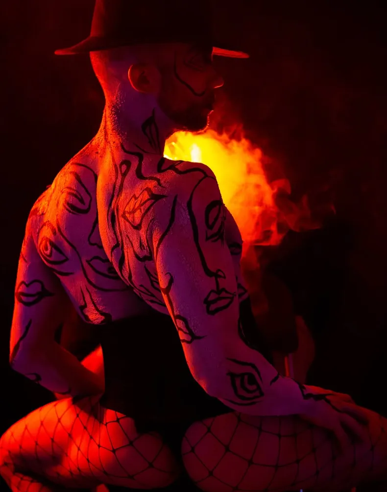 Bodypainting de labios sobre espalda bajo luz roja