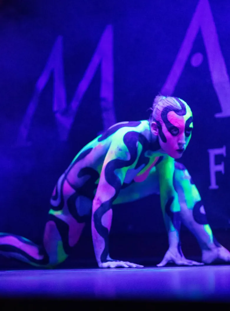 Bodypainting UV fluorescente sobre escenario
