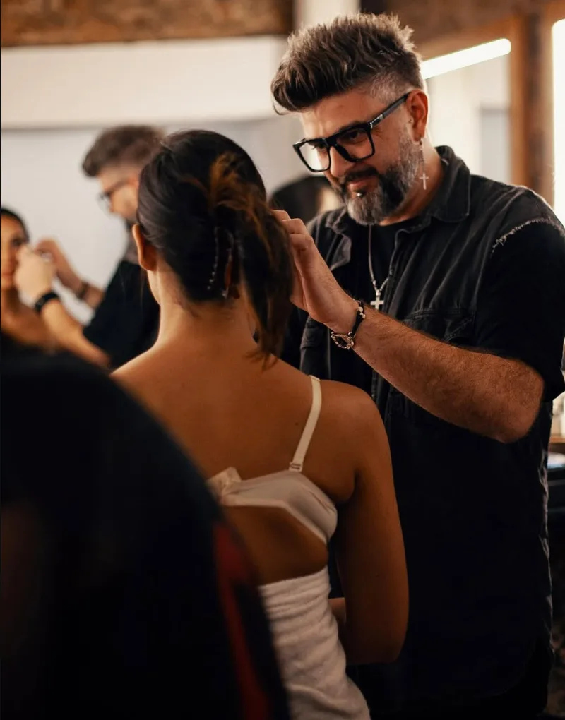 Mauricio Torriani preparando a una modelo en backstage